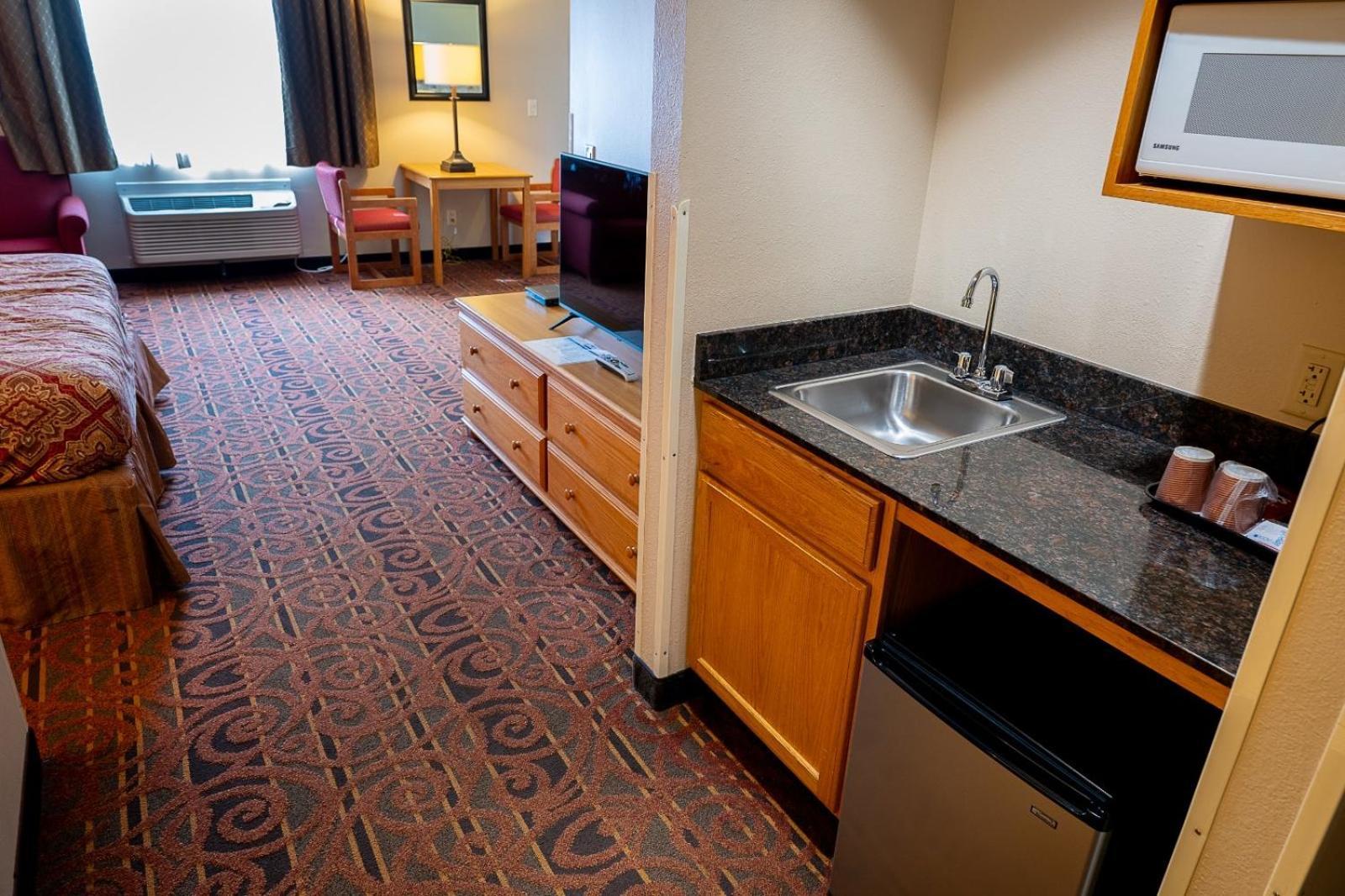 Savanna Inn & Suites Ngoại thất bức ảnh